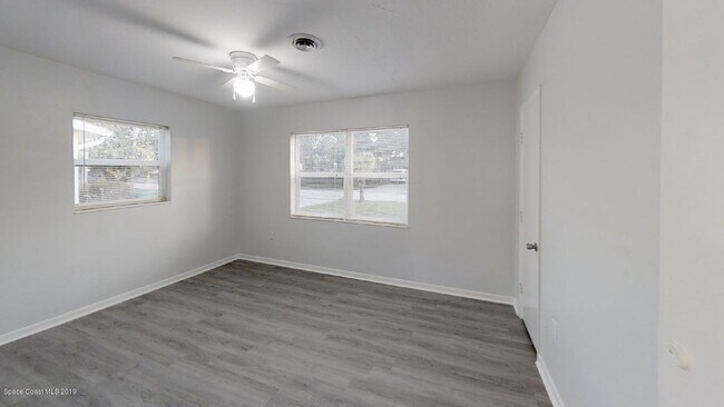 Building Photo - 449 N Waterway Dr