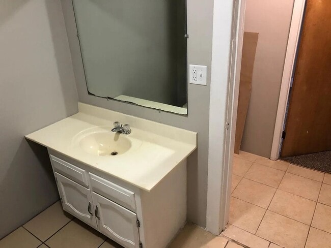 Building Photo - 2 bed/1 bath, 900 sq ft home!