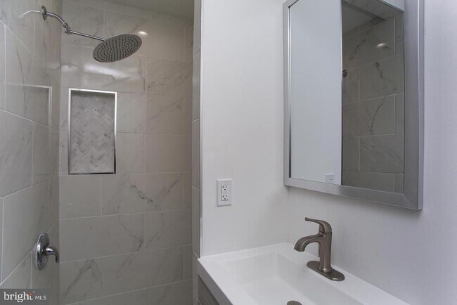 Building Photo - 5844 Fernwood St