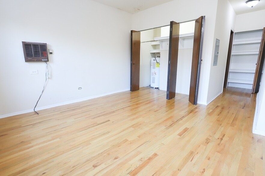 Building Photo - 823 W Newport Ave