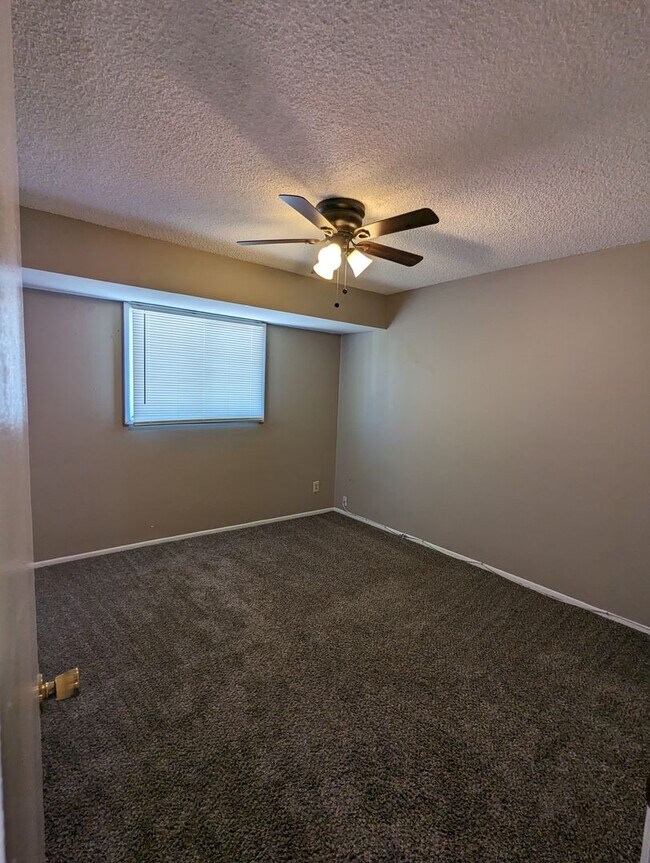 Building Photo - LARGE 4 BEDROOM TOWNHOME