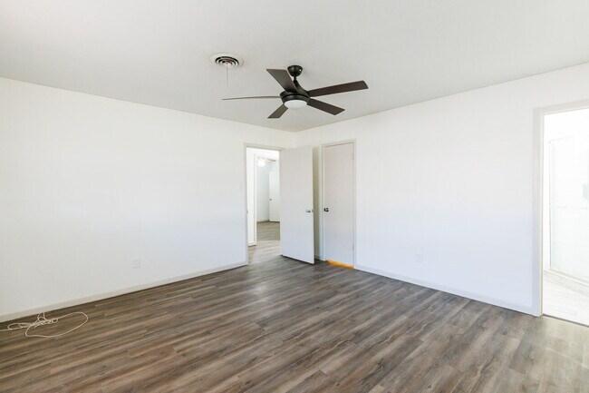 Building Photo - Newly remodeled 3/2/2 in north Lubbock!  M...