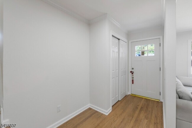 Building Photo - 33 Larchmont Rd