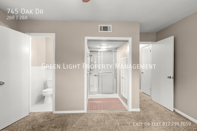 Building Photo - 745 Oak Dr