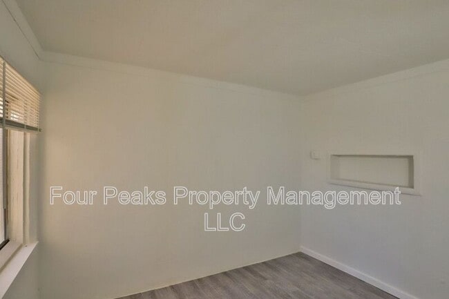 Building Photo - 102 E Hatcher Rd