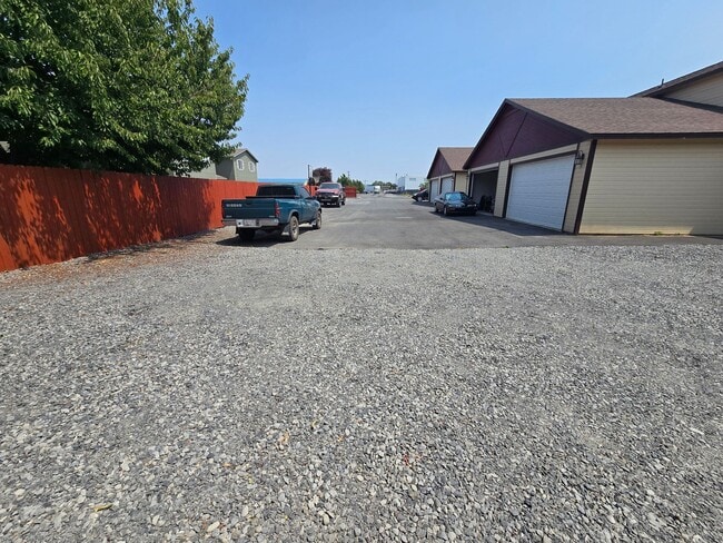 Building Photo - Beautiful Townhouse Available Now! Move In...