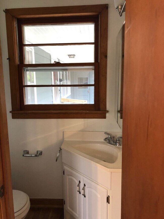 Building Photo - 3 bedroom, 2 Bath House Near University of...