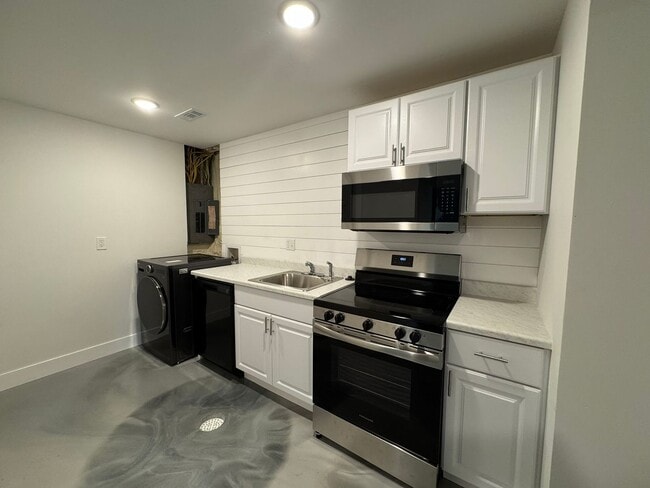 Building Photo - 4 Bedroom house with Second kitchen in basement