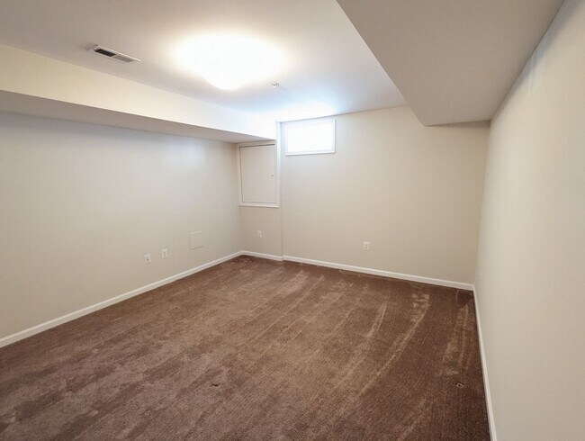 Building Photo - Impeccably maintained SFH in Clarksburg re...