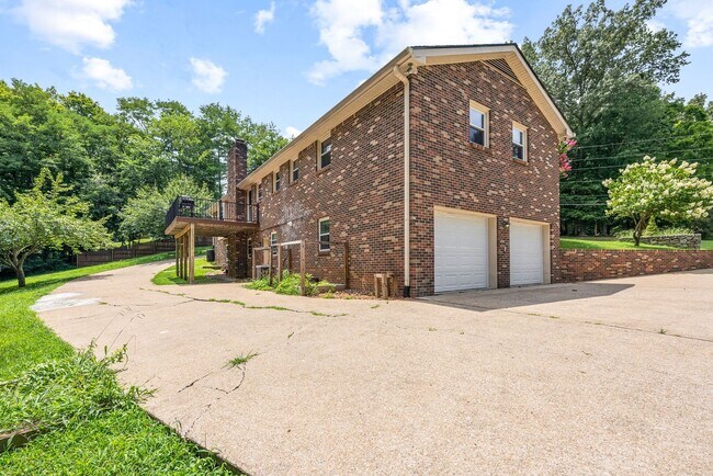 Building Photo - Pet Friendly Three Bedroom with Basement!