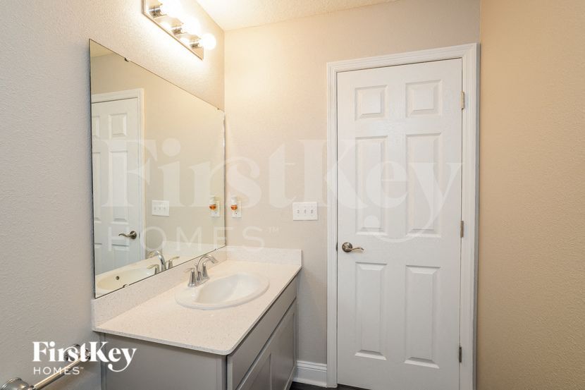 Building Photo - 725 Chandler Dr