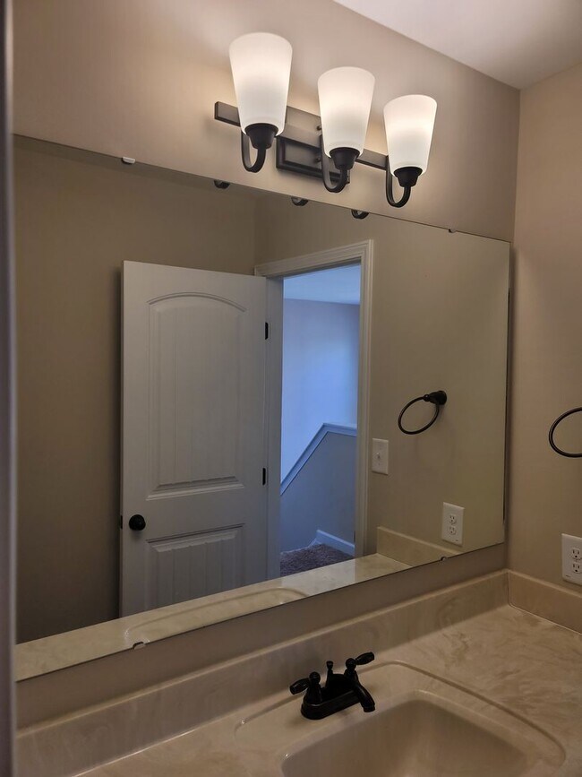 Building Photo - Beautiful 2 Story Home Located Outside of Fayetteville and Fort Bragg!