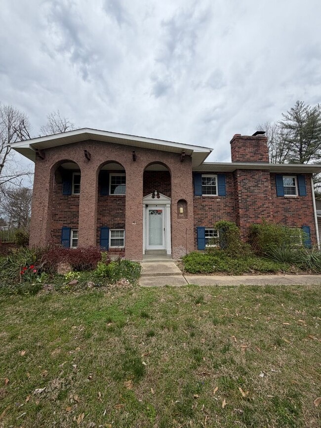 Building Photo - 4 bed | 2 bath Home for Rent