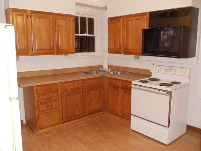 Building Photo - 2 Bedroom Brick Home $1095