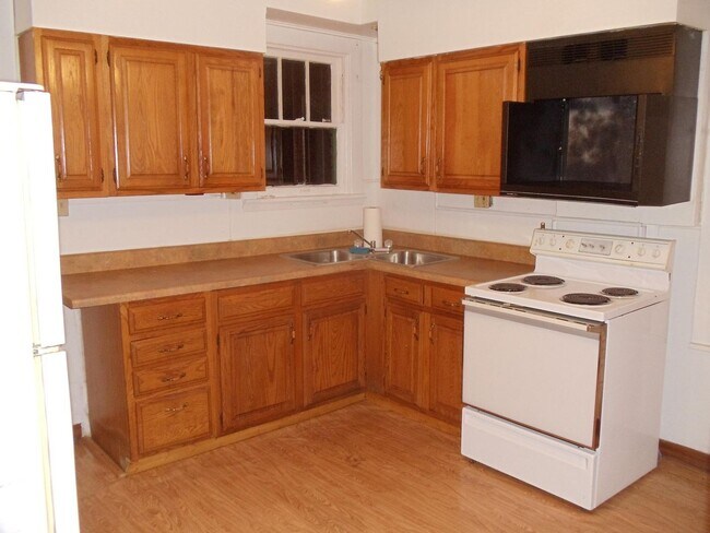 Building Photo - 2 Bedroom Brick Home $1195