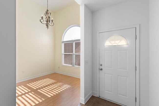 Building Photo - 3/2, fenced in backyard, heart of Auburn!