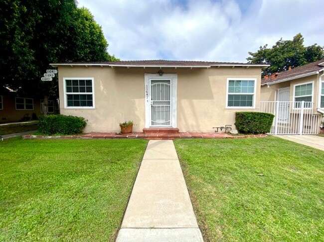 Building Photo - 11641 Magnolia Blvd