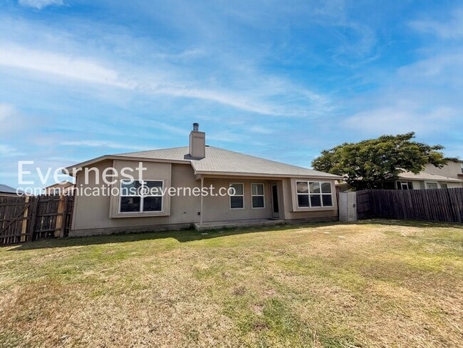 Building Photo - 4 Bed, 2 Bath Home with Fenced Yard & Garage / Pet-Friendly / Coming Soon!
