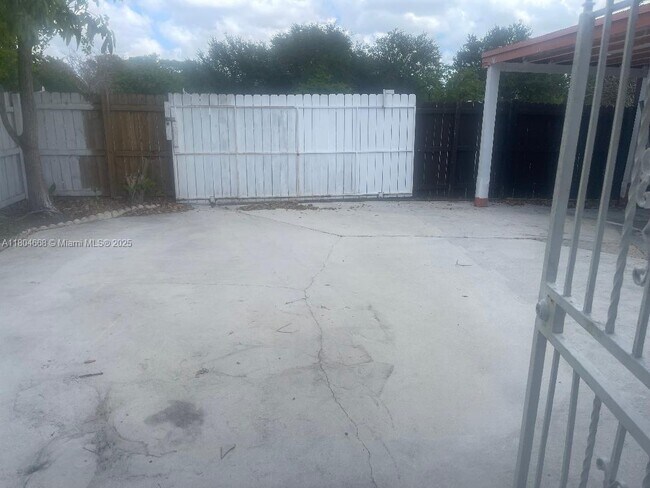 Building Photo - 3301 SW 114th Ct