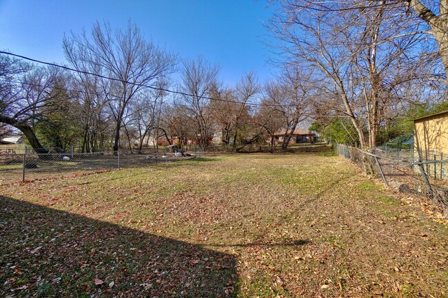 Building Photo - Charming 2-Bedroom Home with Fenced Backya...