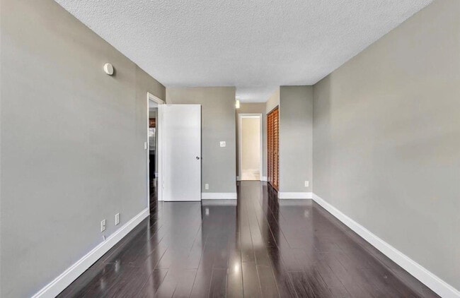 Building Photo - 2701 Riverside Dr