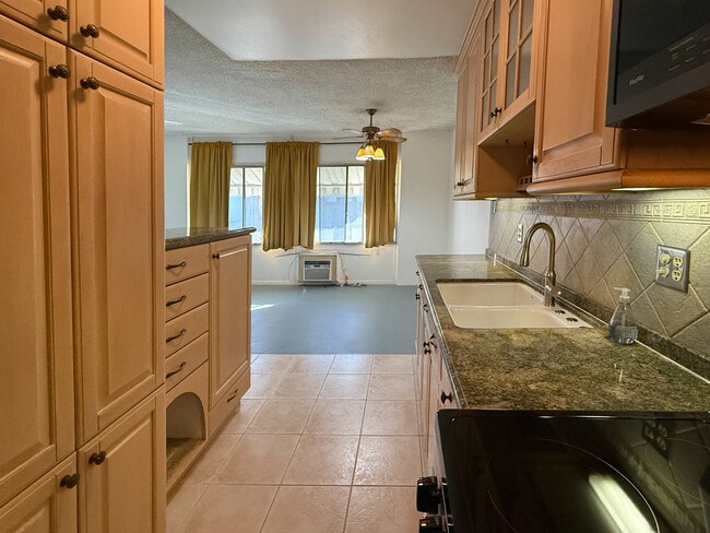 Primary Photo - 250 Linden Ave