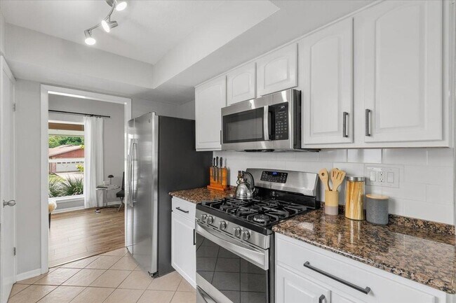 Building Photo - 208 Skyloop Dr