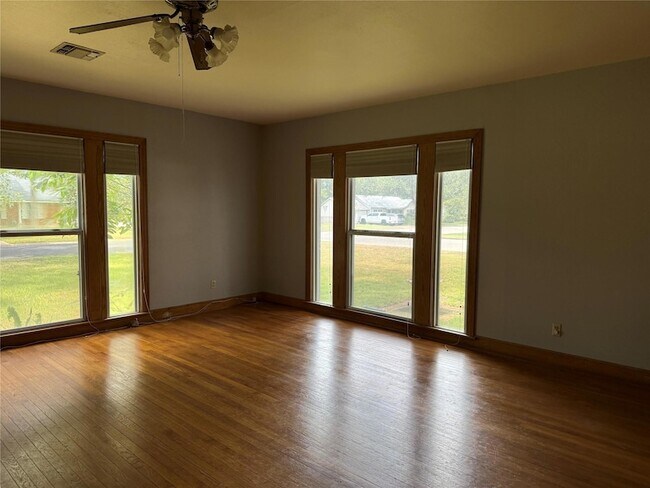 Building Photo - 231 E Live Oak St