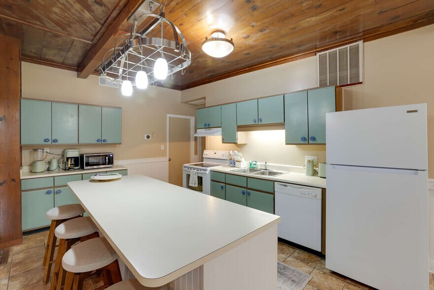 Building Photo - 1804 Chatham Ave