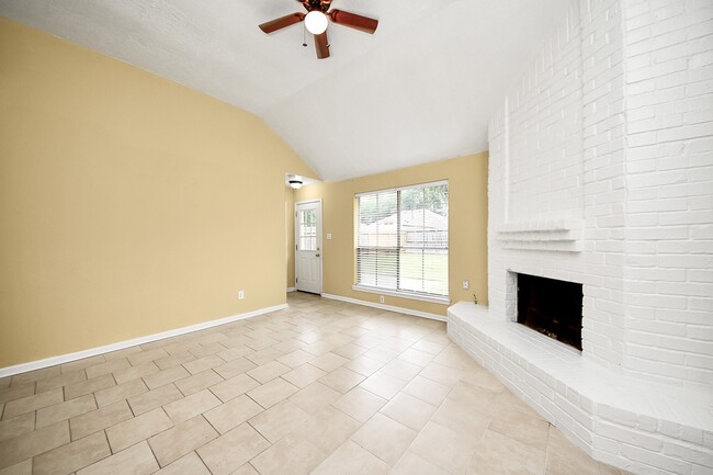 Building Photo - 2614 Village Cir Dr