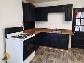 Building Photo - 32 Douw St