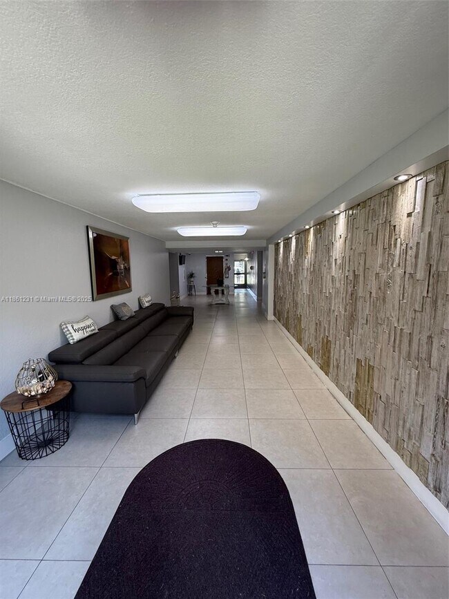 Building Photo - 9350 Fontainebleau Blvd