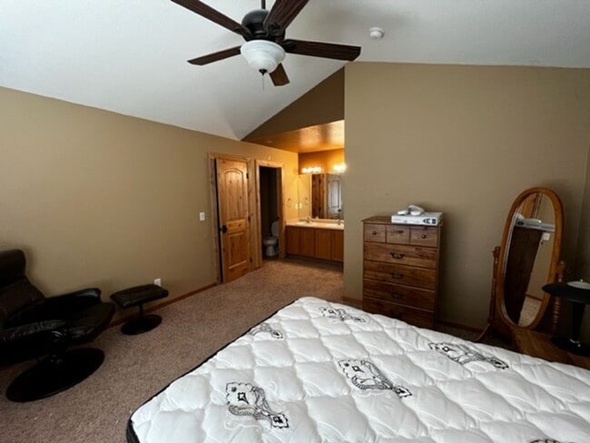 Building Photo - 592 Meadow Wood Cir
