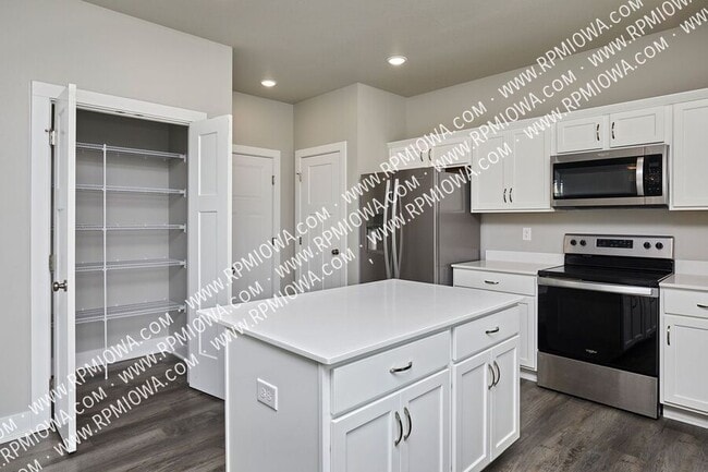 Building Photo - 670 SE Drumlin Dr