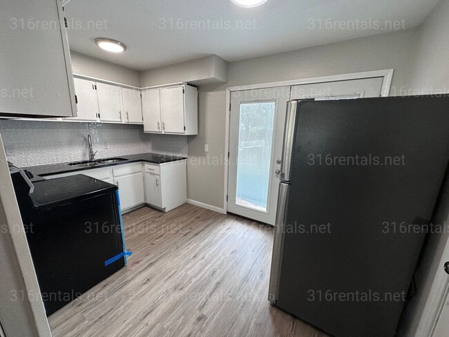 Building Photo - $1,195 - 3 bedroom / 1 bathroom - Single Family Home