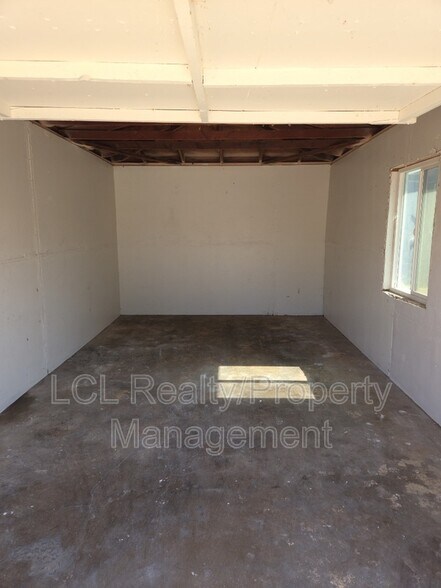 Building Photo - 1232 Vine St W