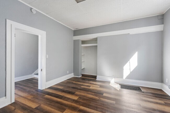 Building Photo - Modern 10-Room Downtown Gem – Ideal for Fl...
