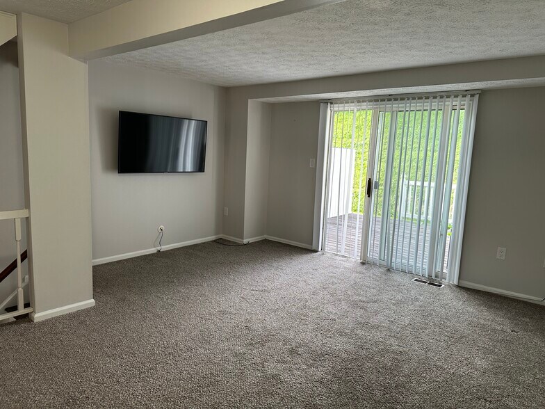 Building Photo - 5035 Hamilton Dr