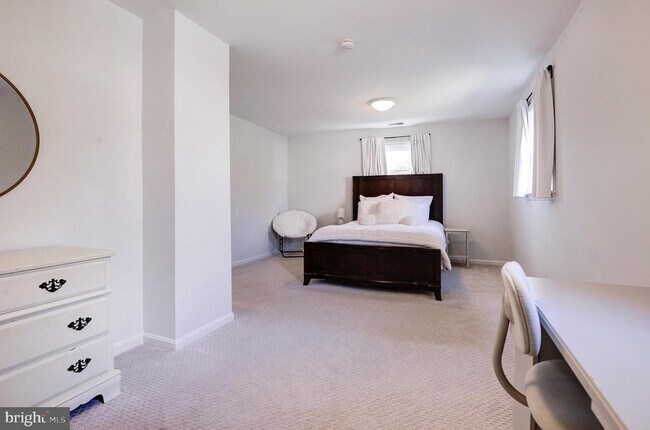 Building Photo - 8805 Honeybee Ln