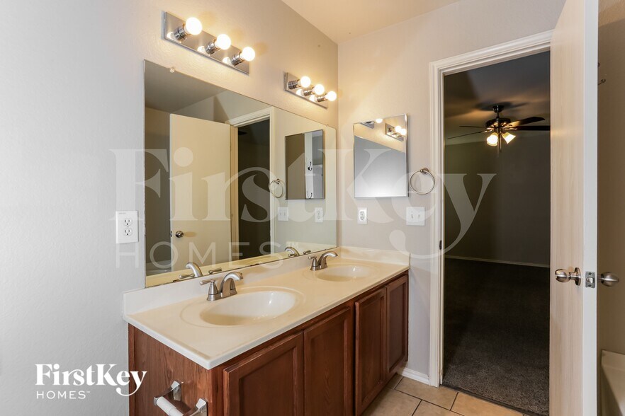 Building Photo - 1413 Erin Ct