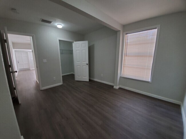 Building Photo - 2 Bedroom, 1 Bathroom Home with Yard - 7 M...