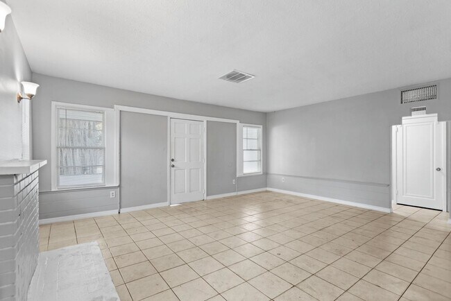 Building Photo - Spacious 3bdrm/1bath House $2295.00 ** Fen...