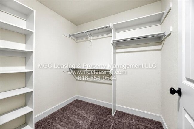 Building Photo - Foxridge Townhomes - only unit available at Foxridge until late Spring