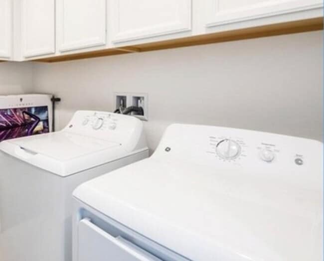 Building Photo - Beautifully Modern 3 bedroom Near Southern...