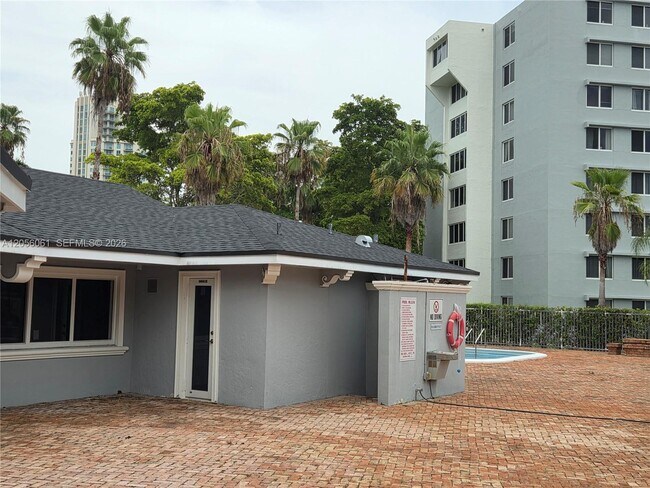 Building Photo - 9001 SW 77th Ave