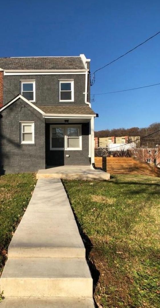 Building Photo - 3984 Blaine St NE