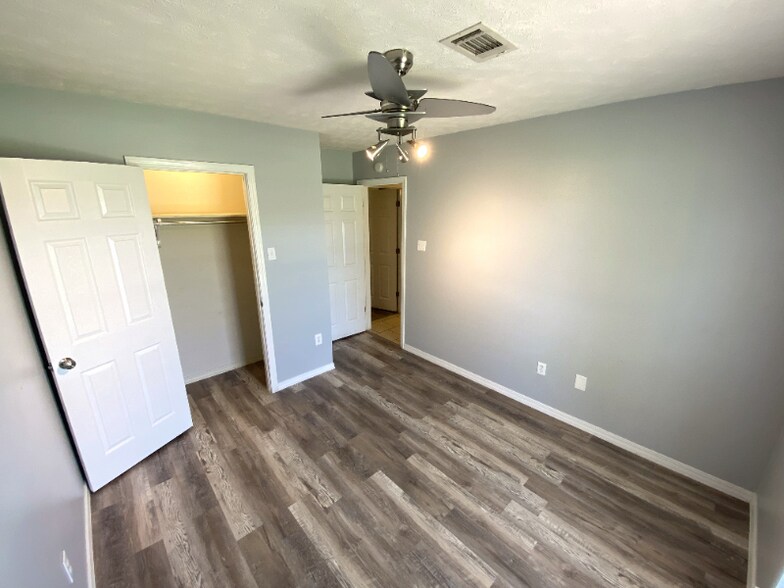 Building Photo - 14 Sharon Cir