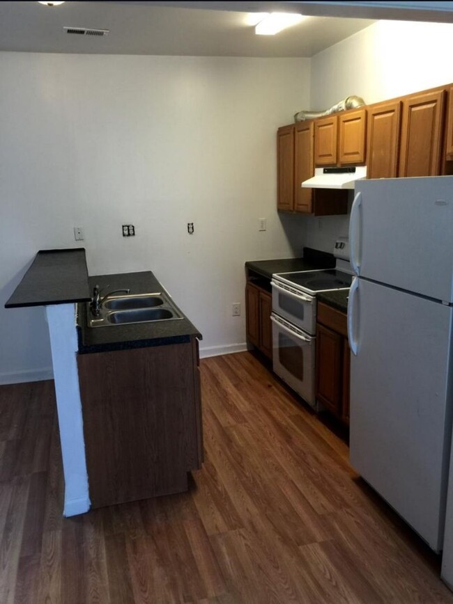 Building Photo - North Side House! Roomy 3 bed 2 bath with ...