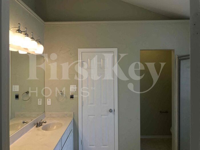 Building Photo - 1417 Highland Dr