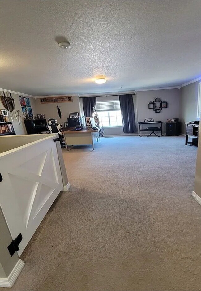 Building Photo - Spacious 3 Bed, 2.5 Bath home with Loft